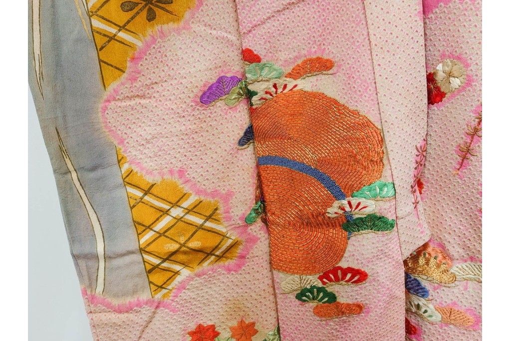 アンティーク　正絹(縮緬)　絞りと刺繍の毬文様が愛らしい子供用の着物　(R-087073)