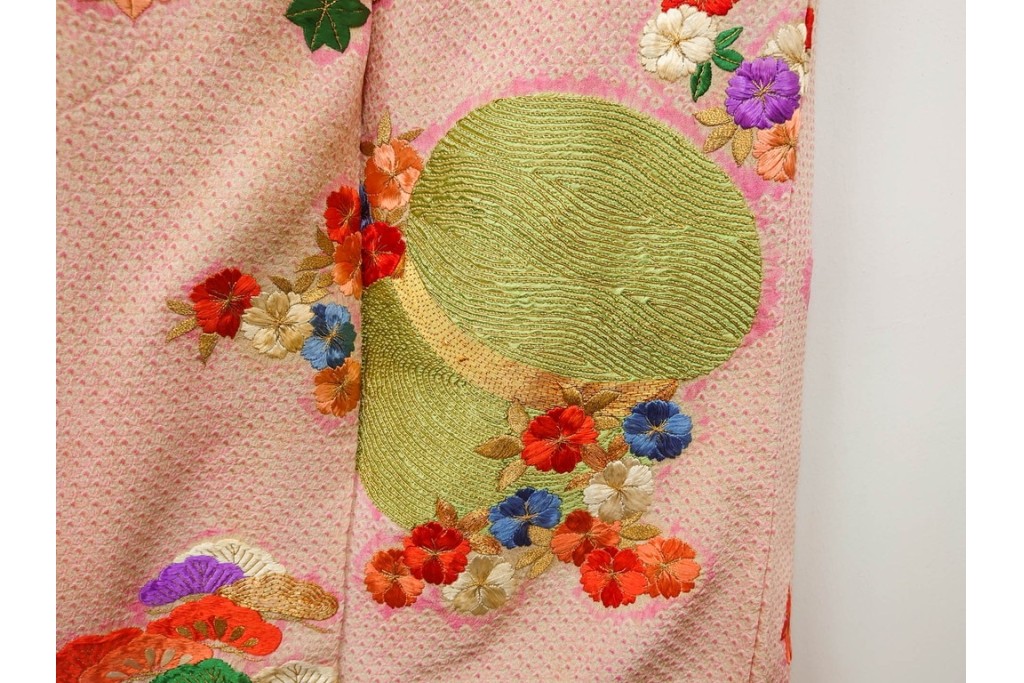 アンティーク　正絹(縮緬)　絞りと刺繍の毬文様が愛らしい子供用の着物　(R-087073)