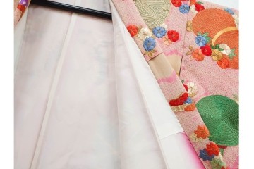 アンティーク　正絹(縮緬)　絞りと刺繍の毬文様が愛らしい子供用の着物　(R-087073)