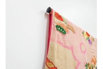 アンティーク　正絹(縮緬)　絞りと刺繍の毬文様が愛らしい子供用の着物　(R-087073)