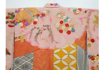 アンティーク　正絹(縮緬)　絞りと刺繍の毬文様が愛らしい子供用の着物　(R-087073)