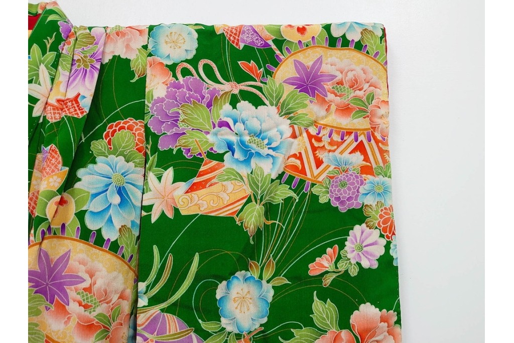 昭和初期　アンティーク　錦紗縮緬　緑地に花扇文様の華やかな子供用着物　(R-087074)