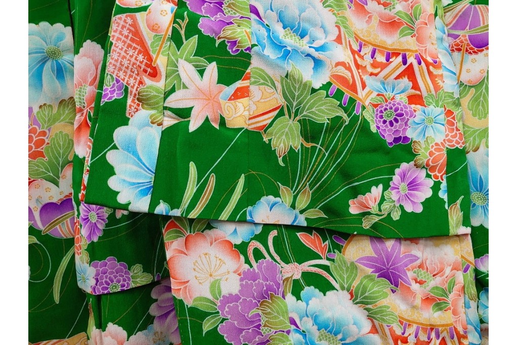 昭和初期　アンティーク　錦紗縮緬　緑地に花扇文様の華やかな子供用着物　(R-087074)