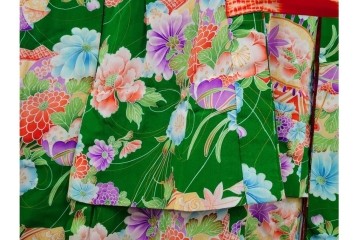 昭和初期　アンティーク　錦紗縮緬　緑地に花扇文様の華やかな子供用着物　(R-087074)