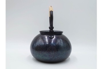 玉川堂　銅製　紫金色鎚肌の湯沸　共箱付き　(R-087075)