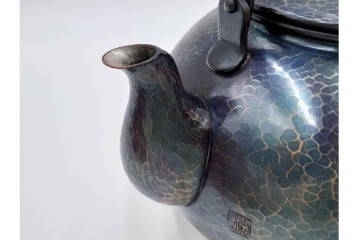 玉川堂　銅製　紫金色鎚肌の湯沸　共箱付き　(R-087075)