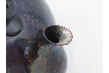 玉川堂　銅製　紫金色鎚肌の湯沸　共箱付き　(R-087075)