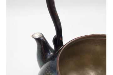 玉川堂　銅製　紫金色鎚肌の湯沸　共箱付き　(R-087075)