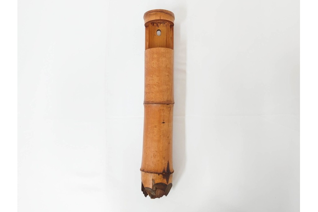 八木澤啓造作　なた切煤竹の花入れ　共箱付き　(R-087083)