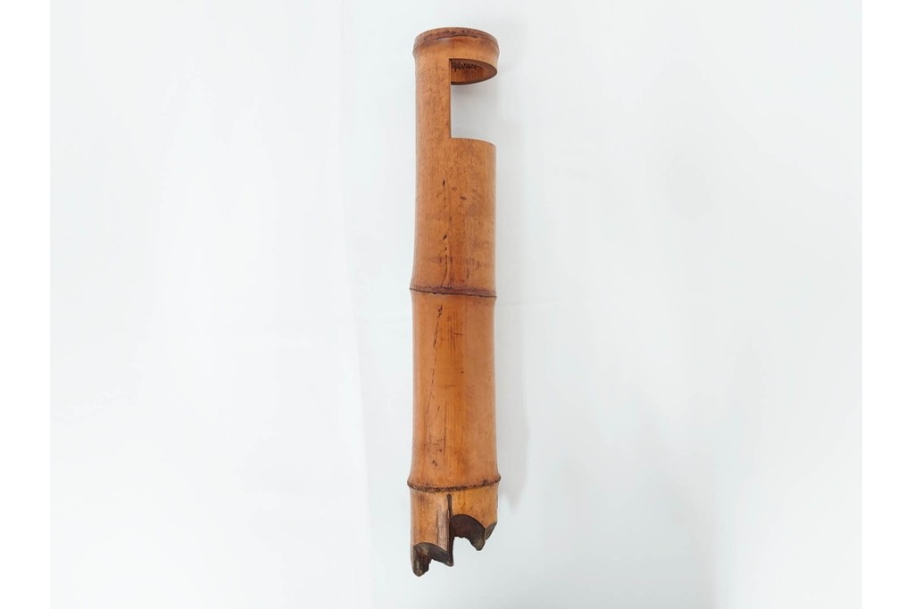 八木澤啓造作　なた切煤竹の花入れ　共箱付き　(R-087083)