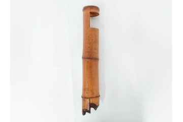 八木澤啓造作　なた切煤竹の花入れ　共箱付き　(R-087083)