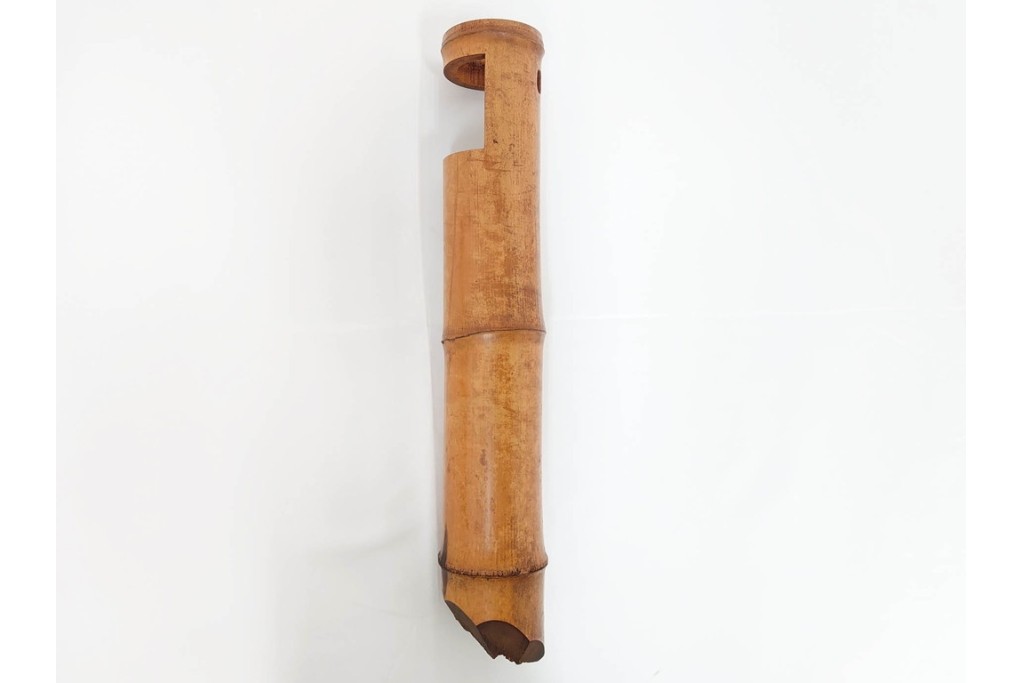 八木澤啓造作　なた切煤竹の花入れ　共箱付き　(R-087083)