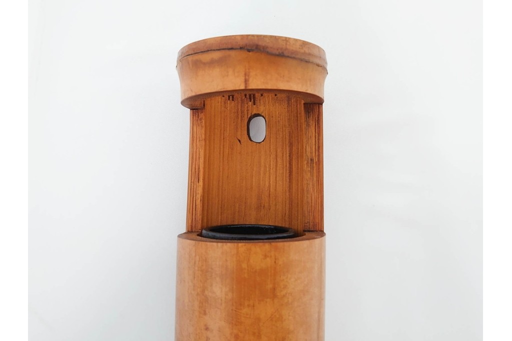 八木澤啓造作　なた切煤竹の花入れ　共箱付き　(R-087083)