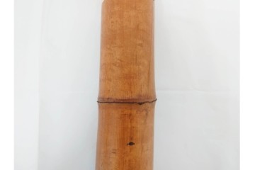 八木澤啓造作　なた切煤竹の花入れ　共箱付き　(R-087083)