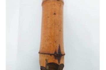 八木澤啓造作　なた切煤竹の花入れ　共箱付き　(R-087083)