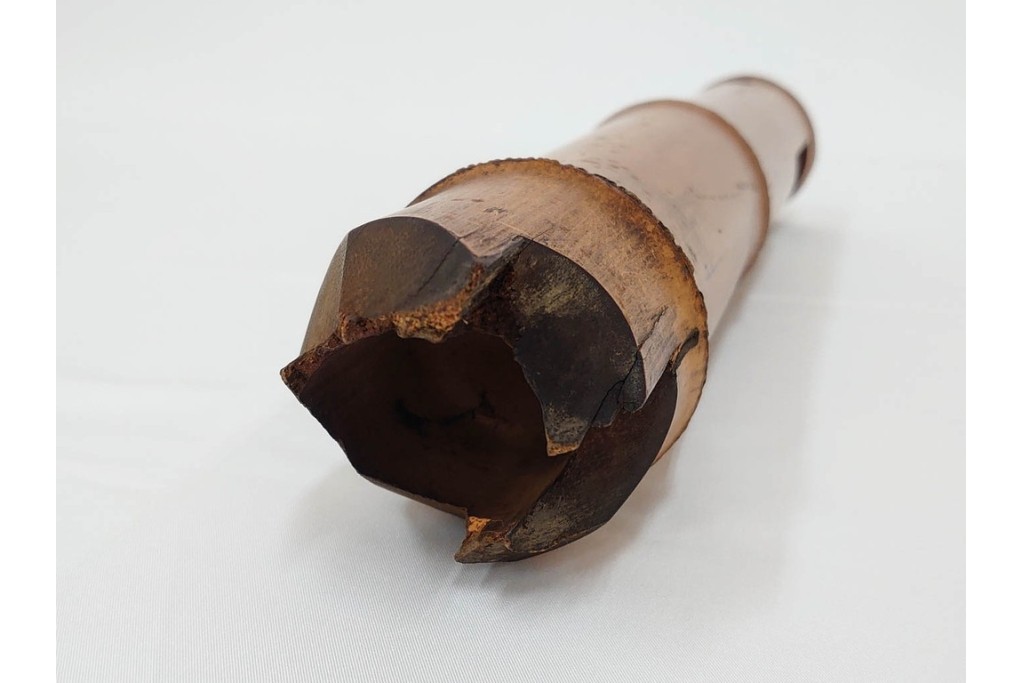 八木澤啓造作　なた切煤竹の花入れ　共箱付き　(R-087083)