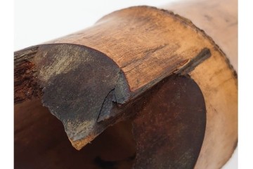 八木澤啓造作　なた切煤竹の花入れ　共箱付き　(R-087083)