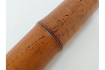 八木澤啓造作　なた切煤竹の花入れ　共箱付き　(R-087083)