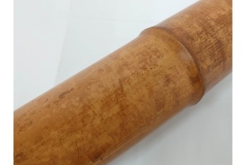 八木澤啓造作　なた切煤竹の花入れ　共箱付き　(R-087083)