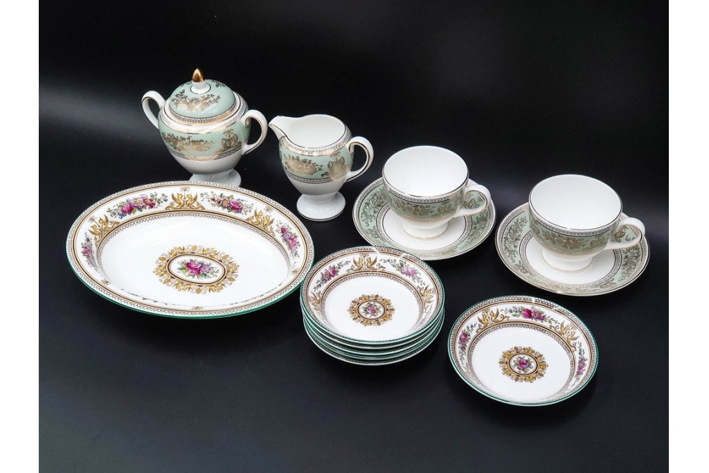 イギリス　WEDGWOOD(ウェッジウッド)　コロンビア　エナメル　セージグリーン　シュガーポット・クリーマー・カップ&ソーサー2客・プレート5点の洋食器11点セット　(R-087096)