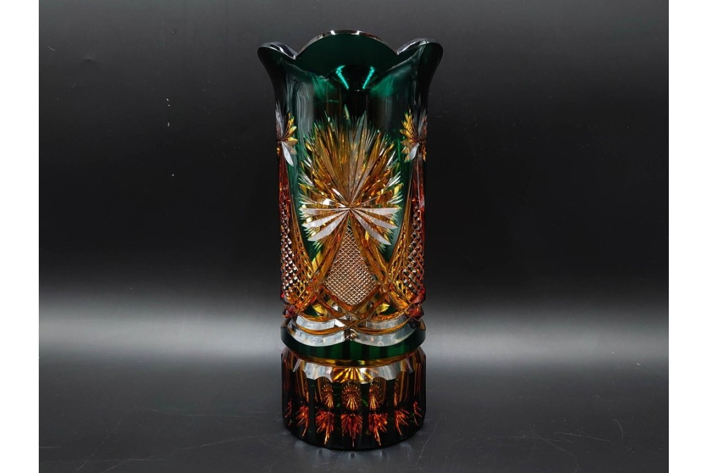 黒木国昭作　高さ約26cm　二色被せが印象的な綾切子花器　(R-087097)