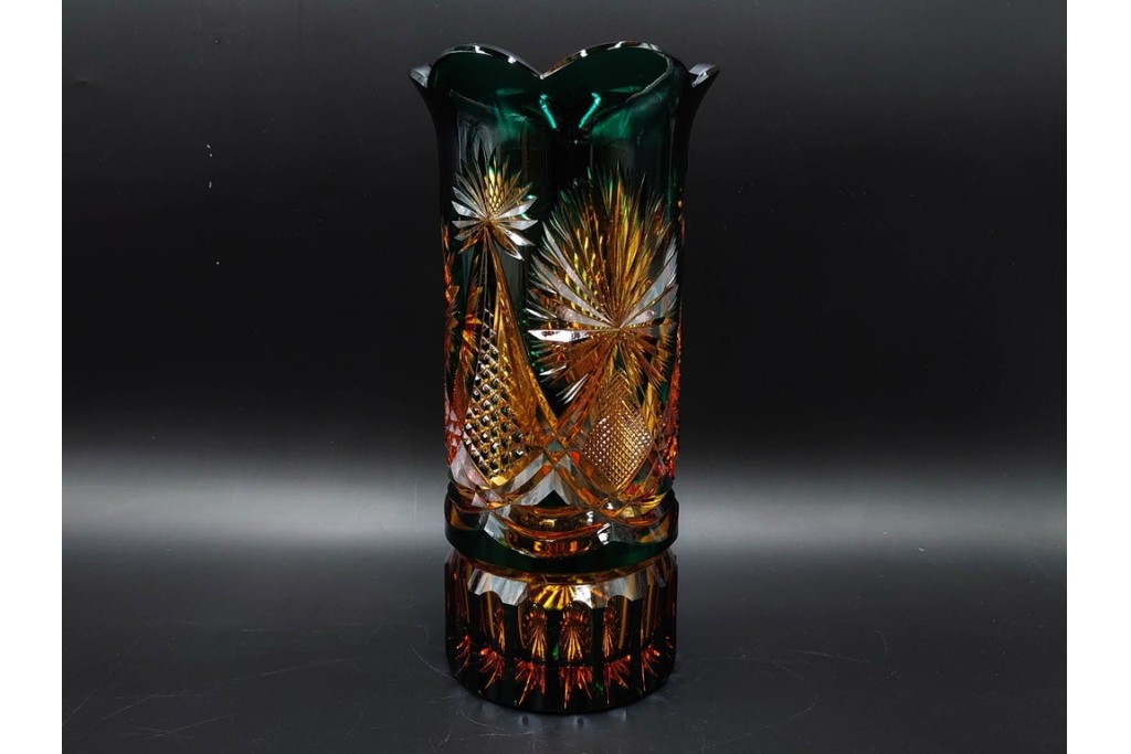 黒木国昭作　高さ約26cm　二色被せが印象的な綾切子花器　(R-087097)