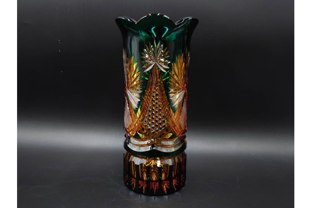 黒木国昭作　高さ約26cm　二色被せが印象的な綾切子花器　(R-087097)