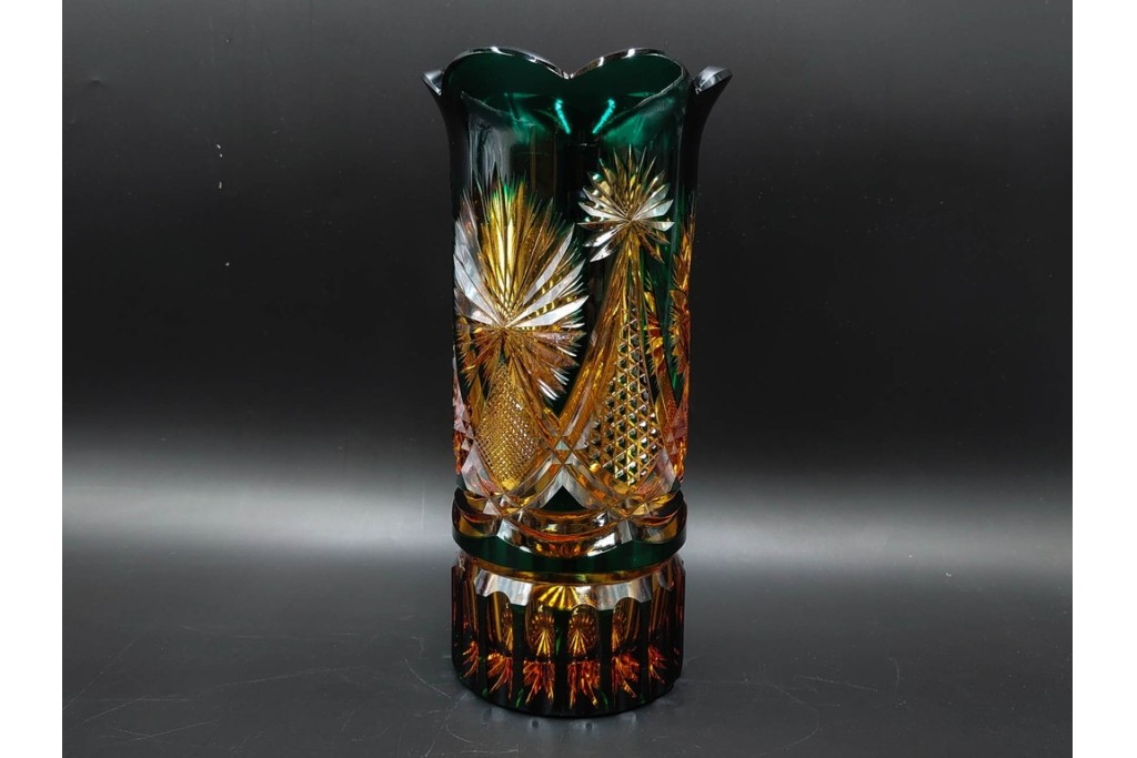 黒木国昭作　高さ約26cm　二色被せが印象的な綾切子花器　(R-087097)