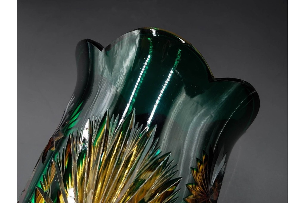 黒木国昭作　高さ約26cm　二色被せが印象的な綾切子花器　(R-087097)