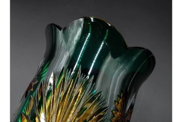 黒木国昭作　高さ約26cm　二色被せが印象的な綾切子花器　(R-087097)