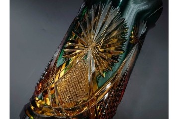 黒木国昭作　高さ約26cm　二色被せが印象的な綾切子花器　(R-087097)