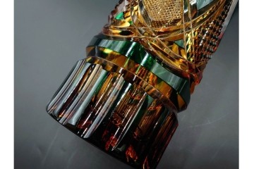 黒木国昭作　高さ約26cm　二色被せが印象的な綾切子花器　(R-087097)