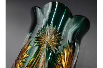 黒木国昭作　高さ約26cm　二色被せが印象的な綾切子花器　(R-087097)