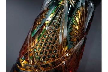 黒木国昭作　高さ約26cm　二色被せが印象的な綾切子花器　(R-087097)