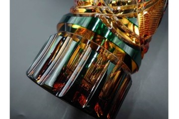 黒木国昭作　高さ約26cm　二色被せが印象的な綾切子花器　(R-087097)