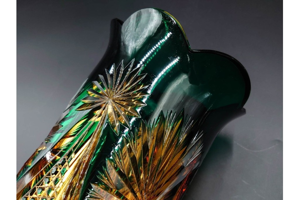 黒木国昭作　高さ約26cm　二色被せが印象的な綾切子花器　(R-087097)