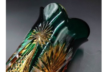 黒木国昭作　高さ約26cm　二色被せが印象的な綾切子花器　(R-087097)