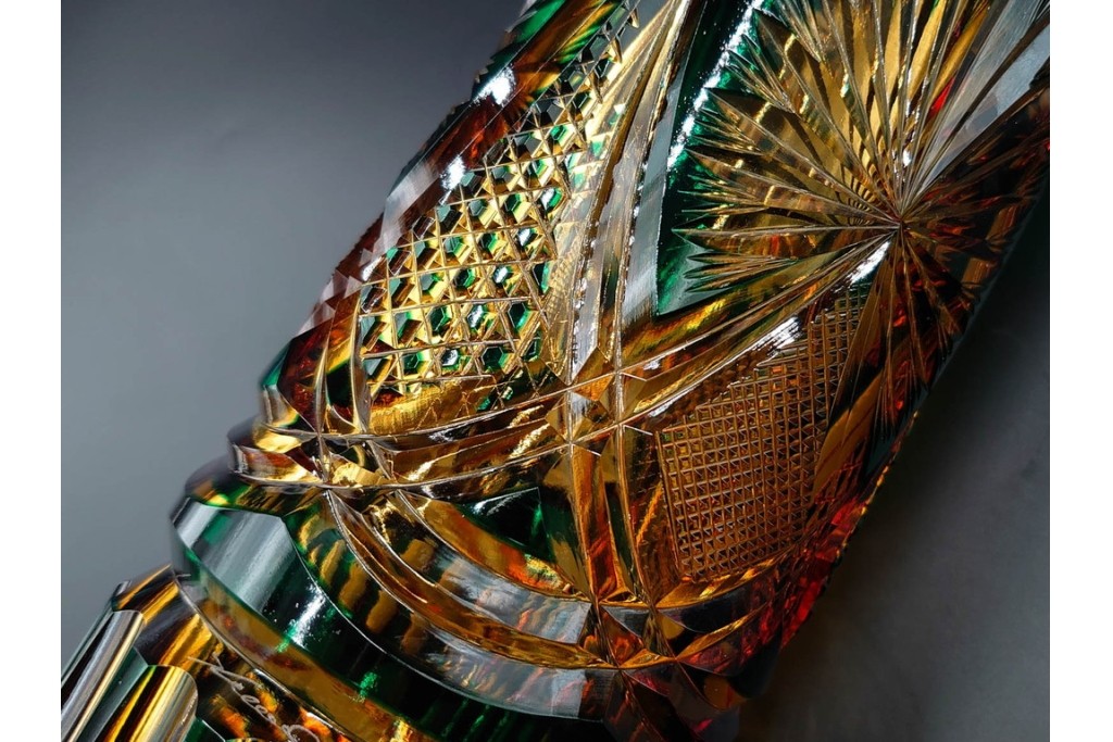 黒木国昭作　高さ約26cm　二色被せが印象的な綾切子花器　(R-087097)