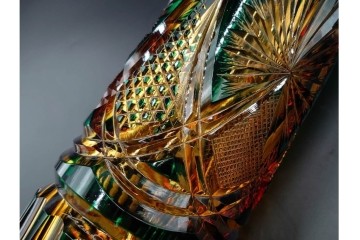 黒木国昭作　高さ約26cm　二色被せが印象的な綾切子花器　(R-087097)