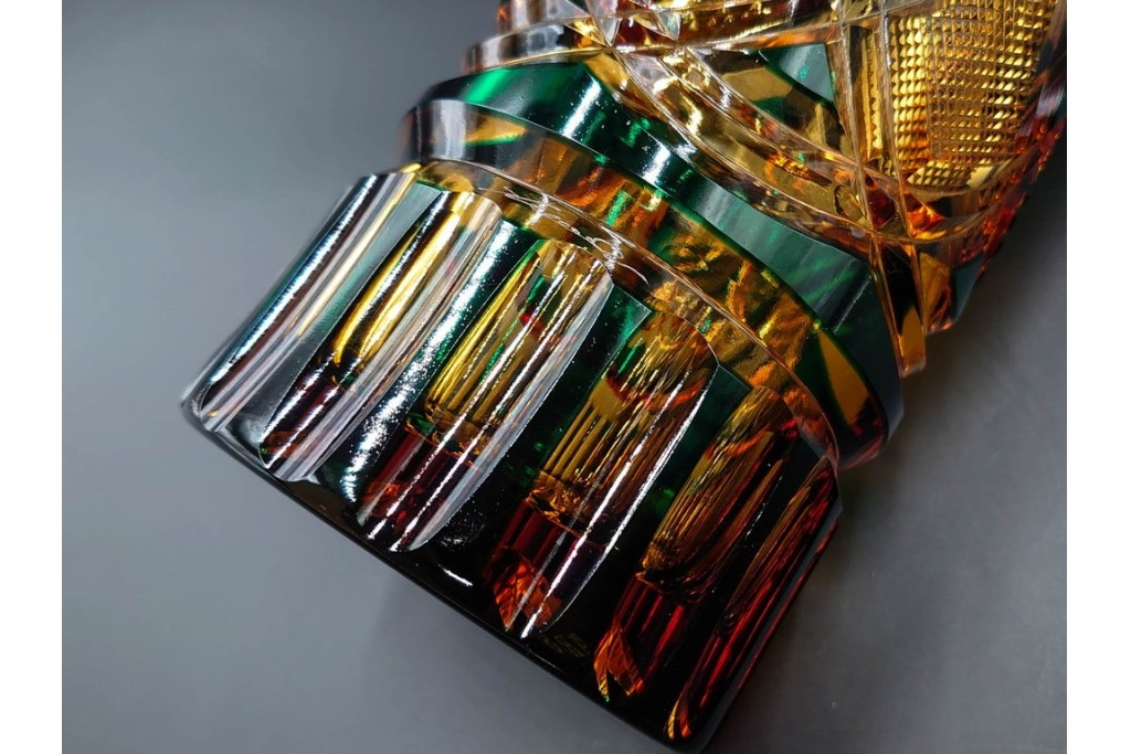 黒木国昭作　高さ約26cm　二色被せが印象的な綾切子花器　(R-087097)