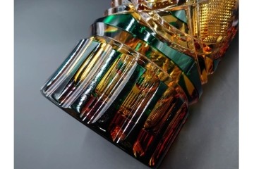 黒木国昭作　高さ約26cm　二色被せが印象的な綾切子花器　(R-087097)