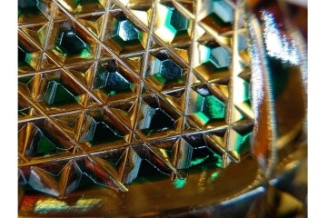 黒木国昭作　高さ約26cm　二色被せが印象的な綾切子花器　(R-087097)