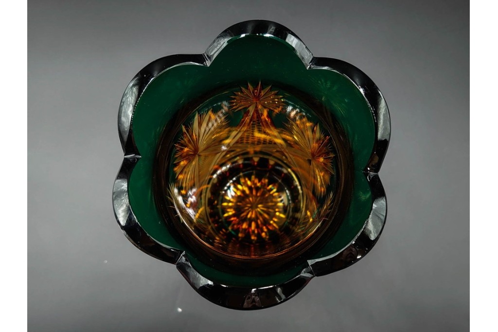 黒木国昭作　高さ約26cm　二色被せが印象的な綾切子花器　(R-087097)