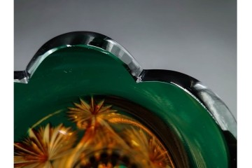 黒木国昭作　高さ約26cm　二色被せが印象的な綾切子花器　(R-087097)