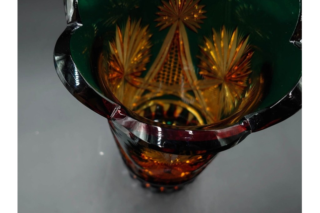 黒木国昭作　高さ約26cm　二色被せが印象的な綾切子花器　(R-087097)