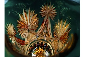 黒木国昭作　高さ約26cm　二色被せが印象的な綾切子花器　(R-087097)