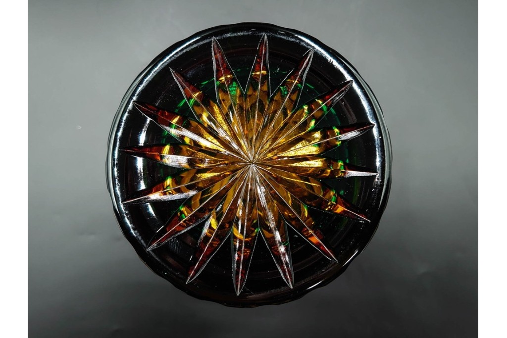 黒木国昭作　高さ約26cm　二色被せが印象的な綾切子花器　(R-087097)