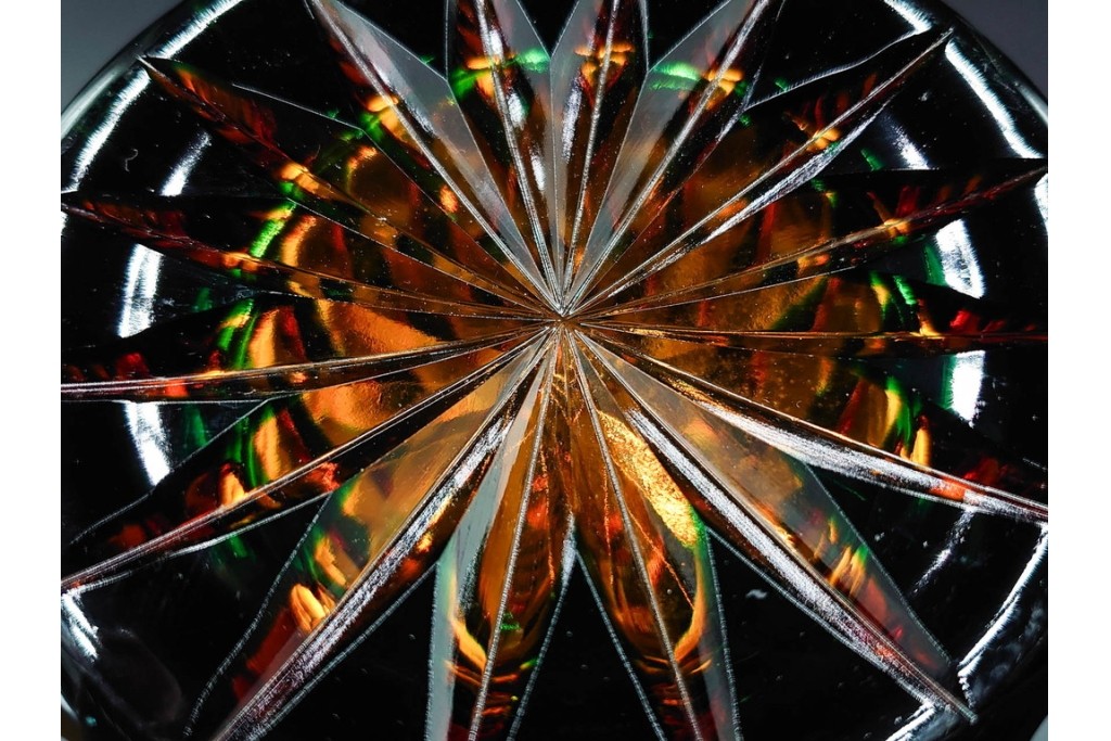 黒木国昭作　高さ約26cm　二色被せが印象的な綾切子花器　(R-087097)