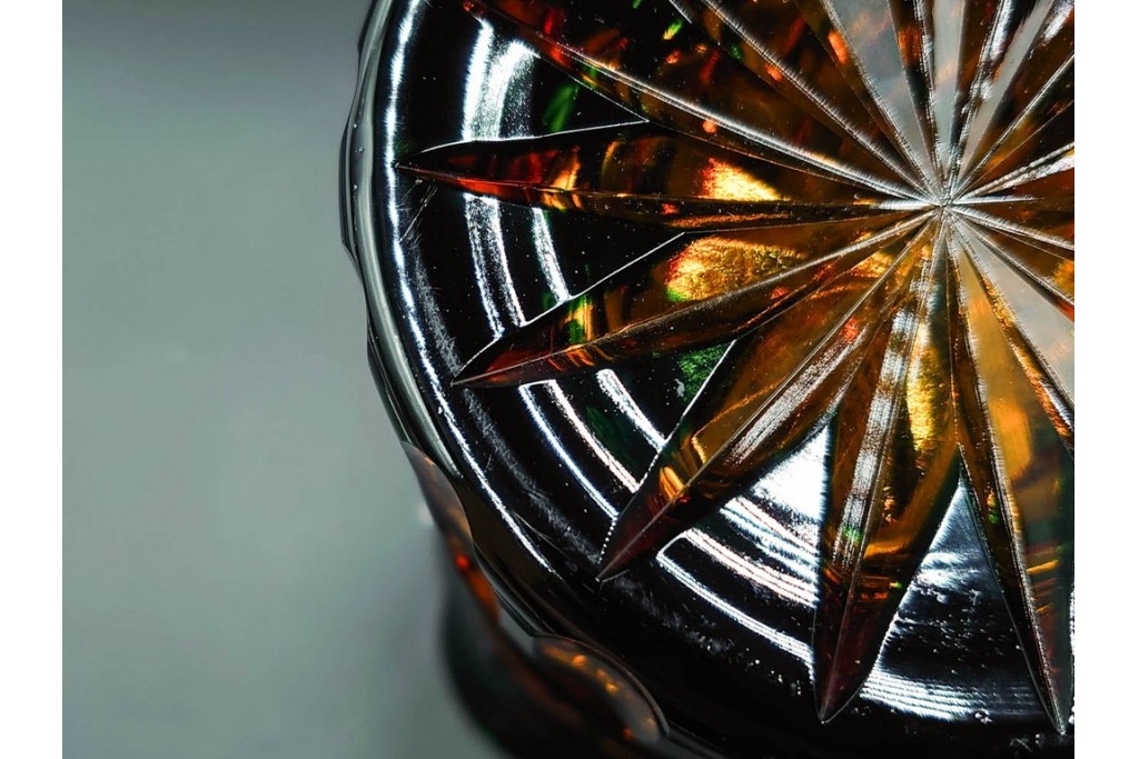 黒木国昭作　高さ約26cm　二色被せが印象的な綾切子花器　(R-087097)