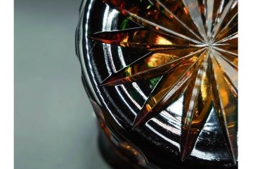 黒木国昭作　高さ約26cm　二色被せが印象的な綾切子花器　(R-087097)